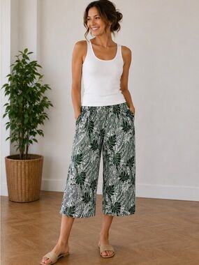 NWT Makai Beach Hawaii Capri Pants Women’s Sz Medium Large Green White Floral